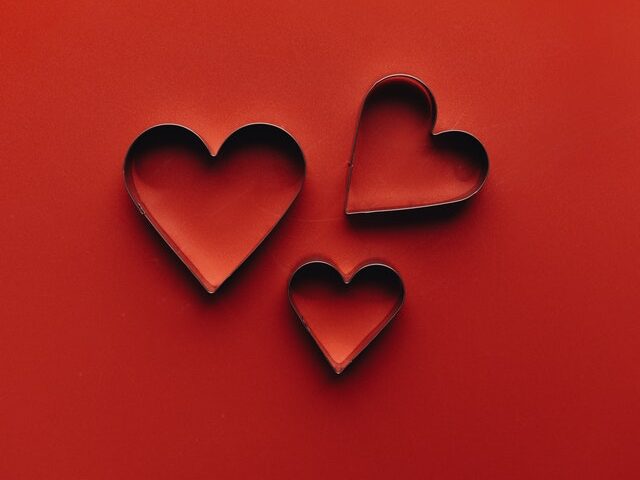 three hearts on a red background at lice clinics 805
